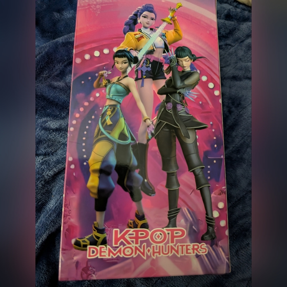 K-pop Demon Hunters Zoey Collector Doll - Picture 2 of 4